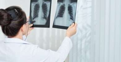 neumologo-revisando-radiografias_274689-13494